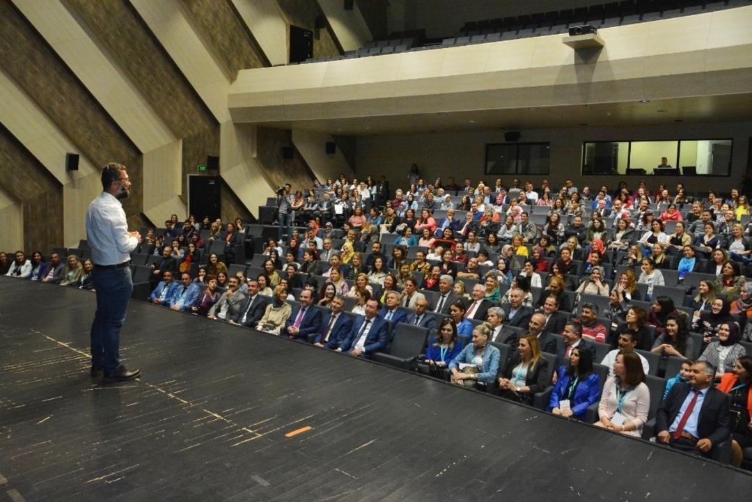 &Ccedil;ocuk Sanat Festivalinde M&uuml;jdat Ataman r&uuml;zgarı