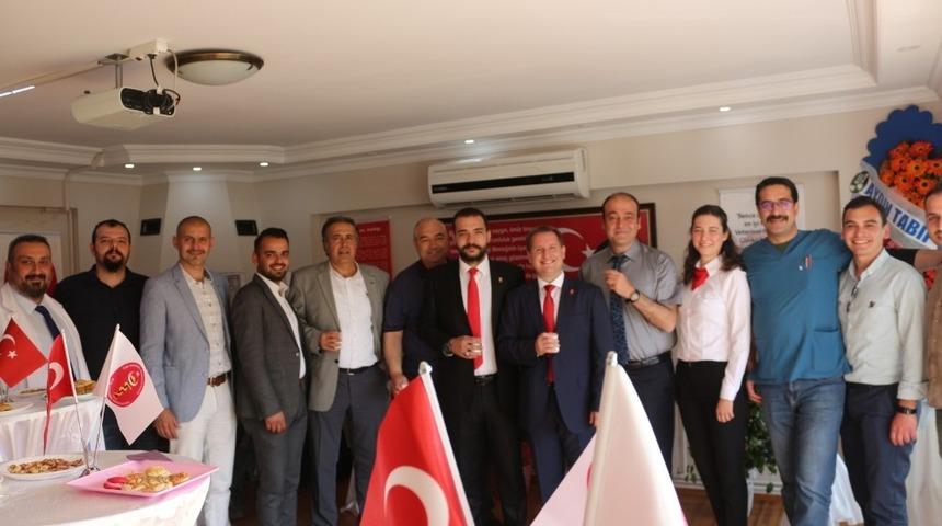 Aydın&rsquo;da veteriner hekimler g&uuml;nlerini s&uuml;t i&ccedil;erek kutladı