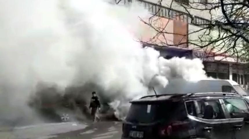 Gaz pedalı takılı kalan ara&ccedil; ortalığı birbirine kattı