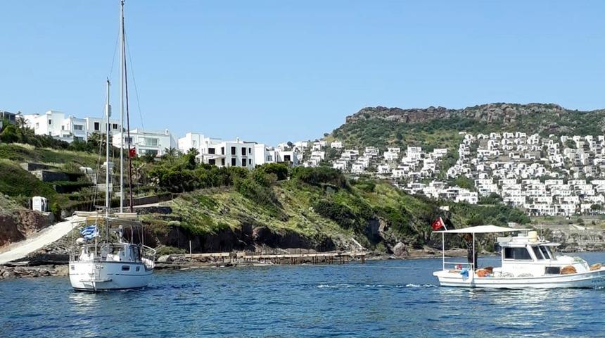 &Ccedil;alınan Yunan bayraklı tekne G&uuml;ndoğan a&ccedil;ıklarında bulundu