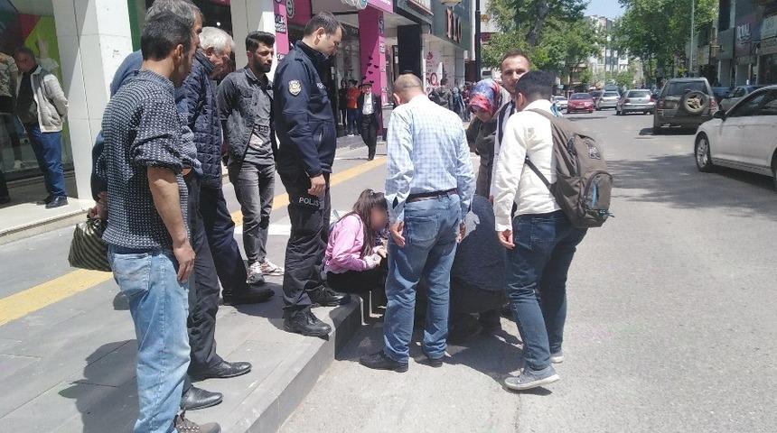 Otomobilin &ccedil;arptığı kız &ccedil;ocuğu yaralandı