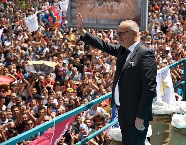 Sultan Camisi'nin kubbe ve minarelerinden 6 ton mesir, halka saçıldı