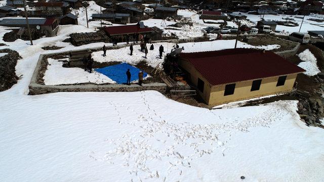 Kışın 'çığ yıkmasın' diye yatırılan minare, baharın gelişiyle yeniden kaldırıldı