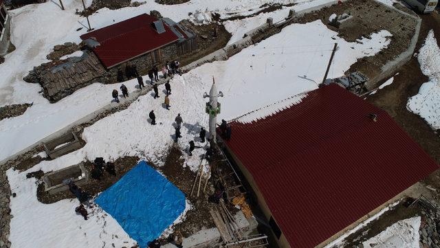 Kışın 'çığ yıkmasın' diye yatırılan minare, baharın gelişiyle yeniden kaldırıldı