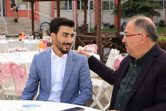 Başkan Salman, mezuniyet töreninde yalnız olan öğrencinin velisi oldu