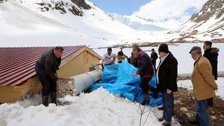 Kışın yatırdıkları minareyi kaldırdılar