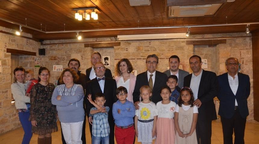 Kuşadası&rsquo;nda taş boyama sergisi a&ccedil;ıldı