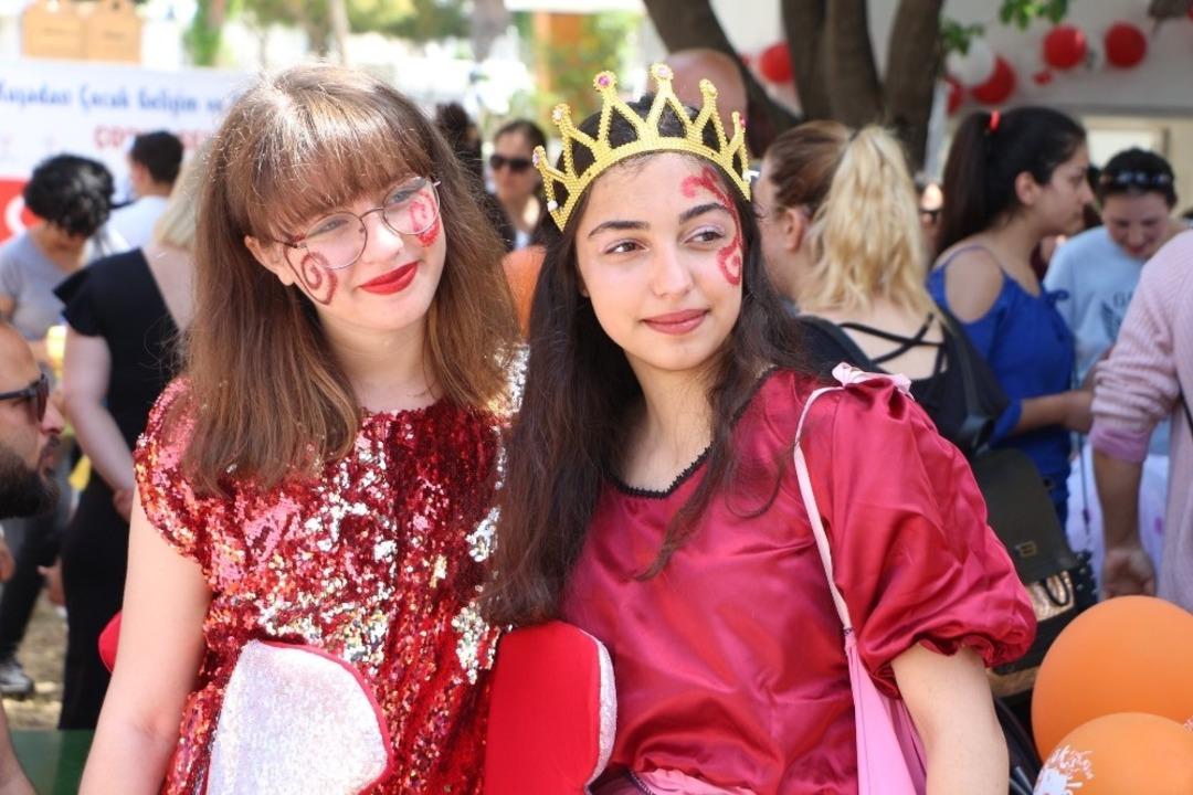 Kuşadası&rsquo;nda &ccedil;ocuk şenliği