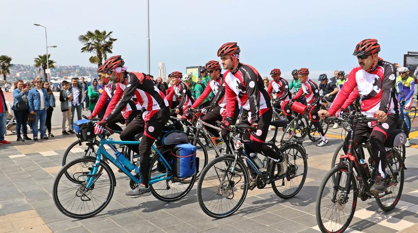 1919 kilometre pedal &ccedil;evirmek i&ccedil;in yola &ccedil;ıktılar