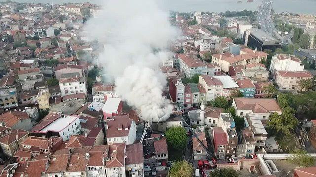 Fatih'te 3 katlı binada yangın (1)