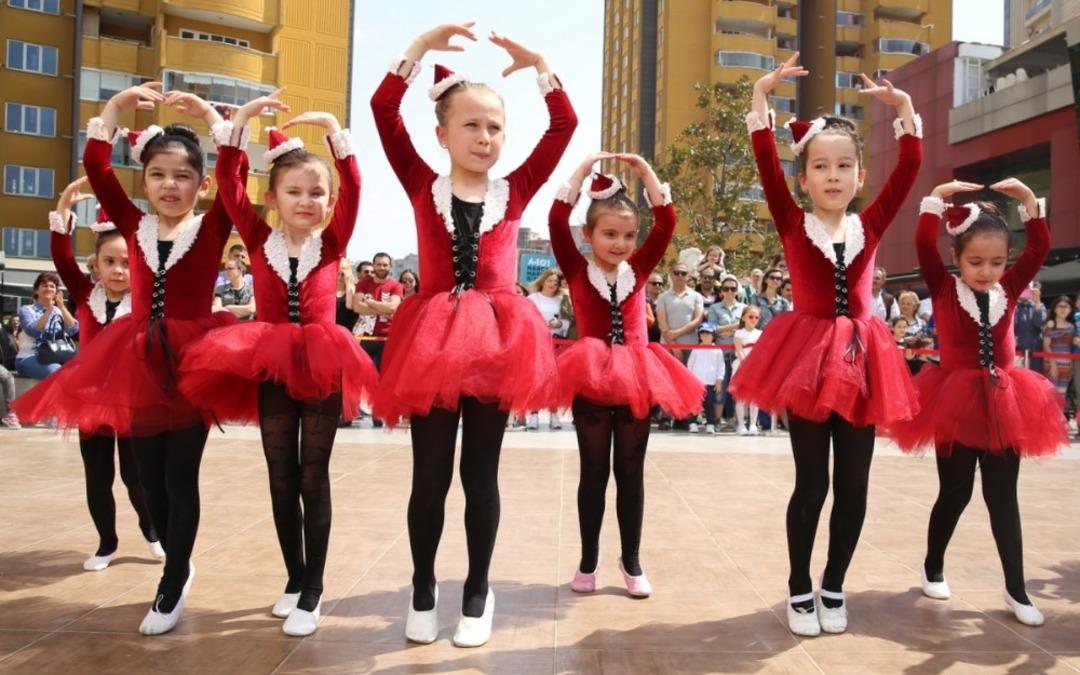 Nil&uuml;fer&rsquo;de D&uuml;nya Dans G&uuml;n&uuml; coşkusu