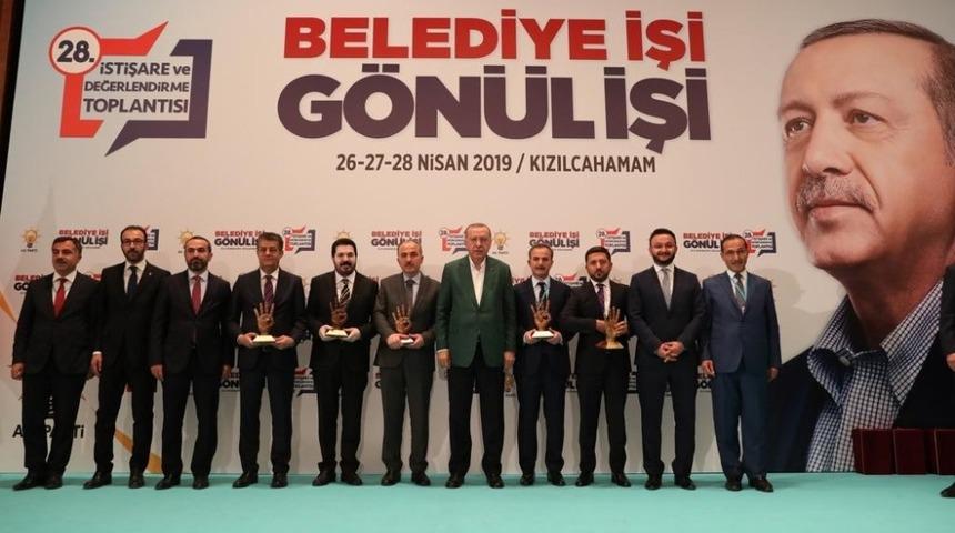 Cumhurbaşkanı Erdoğan&rsquo;dan Belediye Başkanı Arı&rsquo;ya &ouml;d&uuml;l