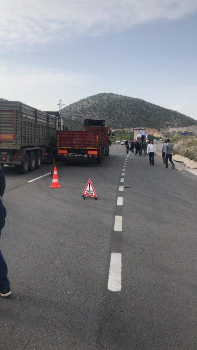 Bilecik’te aynı istikamete giden 2 TIR çarpıştı 2 yaralandı