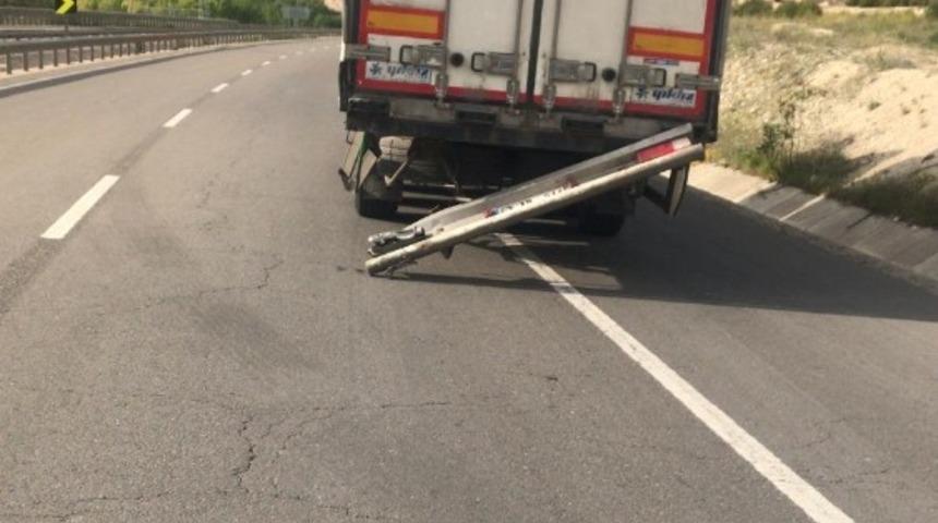 Bilecik’te aynı istikamete giden 2 TIR çarpıştı 2 yaralandı