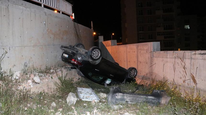 Demir korkulukları aşan otomobil 3 metre aşağıya düştü: 4 yaralı