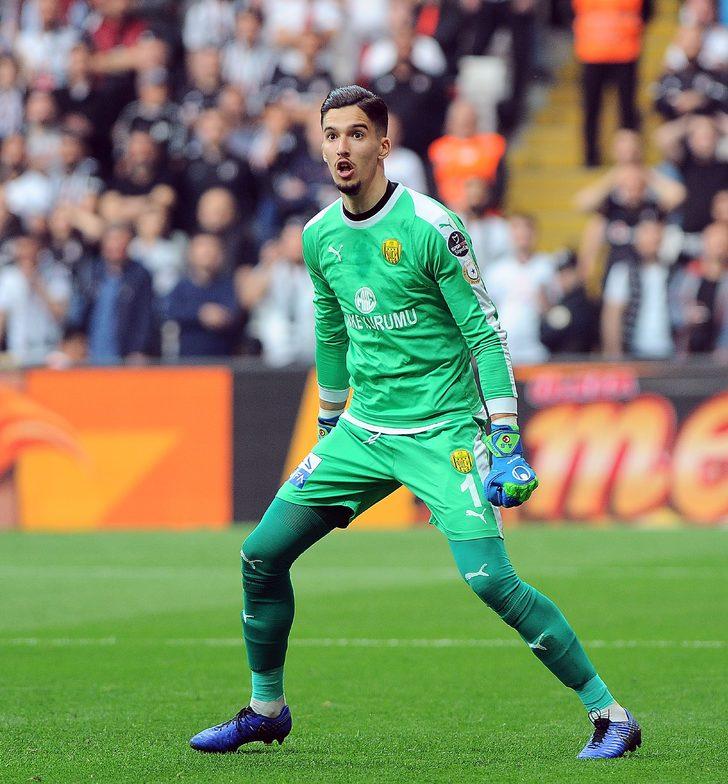 Burak attı, Karius kurtardı derken maçın şovunu Cüneyt Çakır yaptı! VAR hakemi kendisi, Burak'ın pozisyonunda hakemi kırmızı kart olabilir gel bir bak diye uyarması lazımdı. Penaltı kararları doğru, tekrarlanması da doğru.