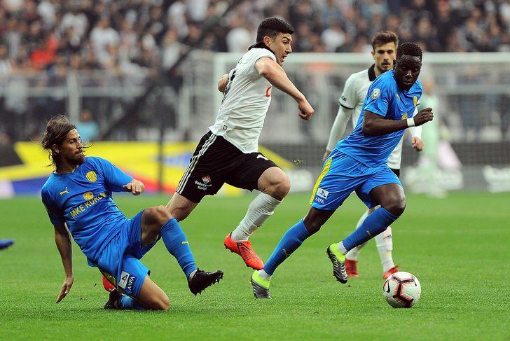Dua etsinler beni yayıncı kuruluşta çalıştırmıyorlar. Yoksa neler çıkartırım. Beşiktaş'ın ilk yarı Rize ile oynadığı maçta Quaresma vuruyor, kaleci Gökhan çıkartıyor. Orada da ceza sahasının içi kalabalık. 2-1'ken çalamıyorsun, 3-0'ken çalıyorsun. Cüneyt hoca, Alanya'da penaltı ihlali olan pozisyonda uyarmadı. Maç 0-0 gidiyordu. Yapmayın bunu.