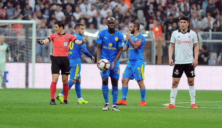 Skor 2-1'ken çalsana hadi. Böyle yapınca şov... Hocam gelsene bir daha bak de. Alanya'da da söyle bunu. Hakem penaltıyı görmeyerek hata yaptı. Yapabilir, ona bir şey diyemeyiz. Bu hakem en çok VAR'a koşan hakem.