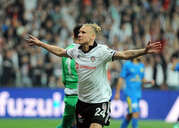 "BURAK DİRSEĞİNİ ÇIKARTIYOR, KART"
