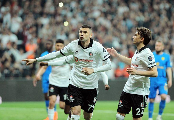 Şimdi sosyal medyada Galatasaray, Burak Yılmaz için başlamıştır. Fenerbahçe, lehimize fazla hata olmadı diyor. Fenerbahçe'yi sistemin dışına mı attılar ya diyor. Yöneticisi, futbolcusu diyor bunu. Sadık'ın röportaj vermesi kurallara aykırı diye okudum. 4-12 maç ceza diyor. Eğer suçsa cezasını verin.