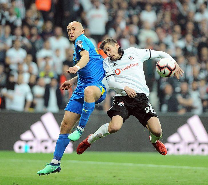 Şenol hoca tarihe geçti. 4 sezon şampiyonluğa oynadı. 2 sene şampiyon oldu, bir sene harika bir Şampiyonlar Ligi sezonu oynadı. İlk kez Beşiktaş'ta üst üste 6 galibiyet aldı. Kafası rahat çünkü. Hocanın milli takım serüveni taa geçen sene başladı. Şimdi rahatladı artık, daha güvenli.