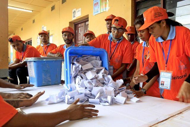 Endonezya seçimlerinde 270’ten fazla görevli yorgunluktan öldü