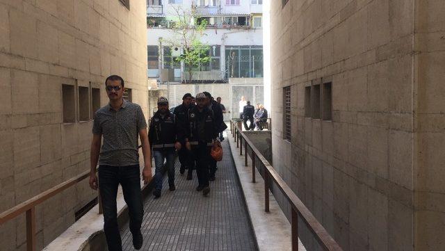 Aralarında 2 polisin de  bulunduğu 6 silah kaçakçısı adliyeye sevk edildi