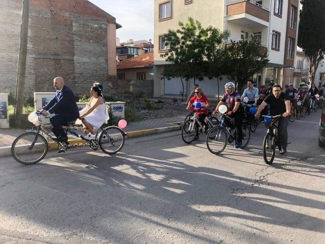 Gelin ile damattan bisikletli düğün konvoyu