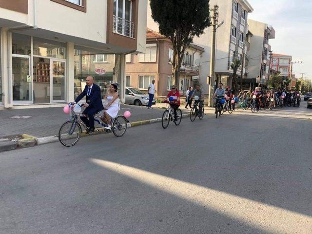 Gelin ile damattan bisikletli düğün konvoyu
