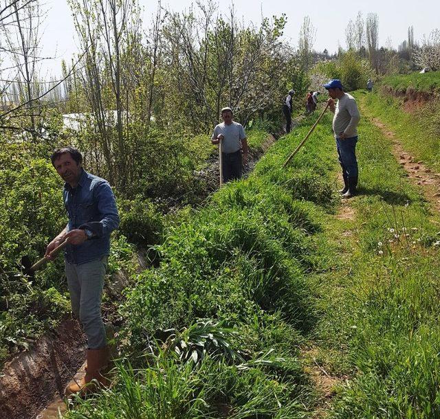 Köyde imece usulü sulama kanalı temizliği