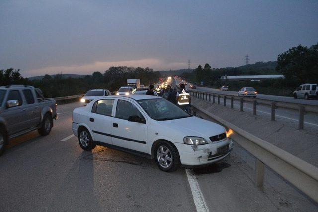 Otomobil bariyerlere daldı: 2 yaralı