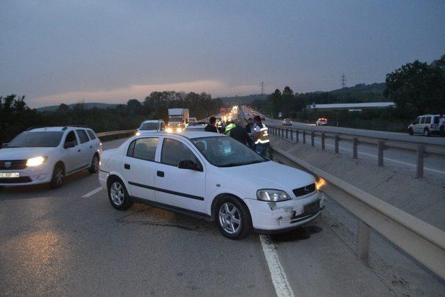 Otomobil bariyerlere daldı: 2 yaralı