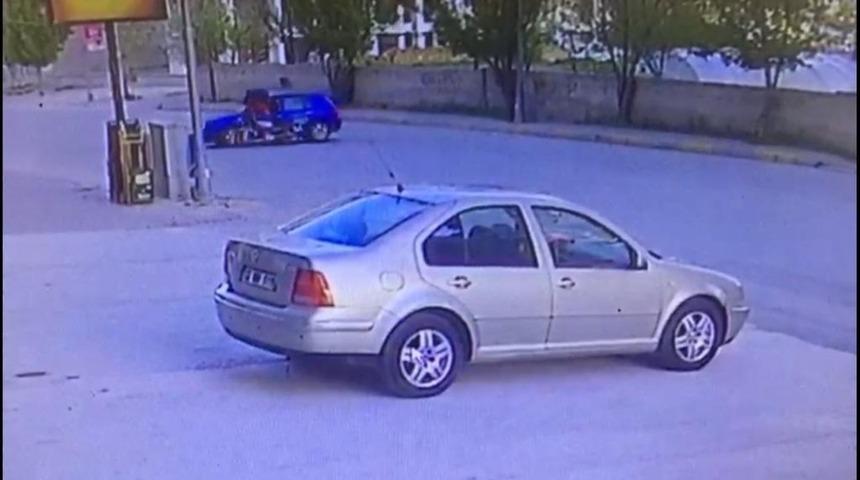 Motosiklet, otomobile &ccedil;arptı: 1 yaralı