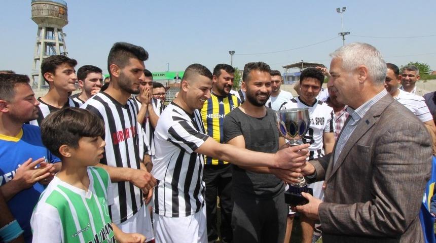 Başkan Bilgin, şampiyon takıma kupasını Verdi