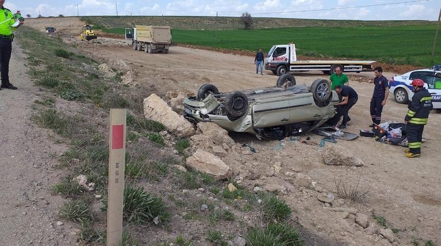 Kontrolden &ccedil;ıkan otomobil takla attı: 2 yaralı