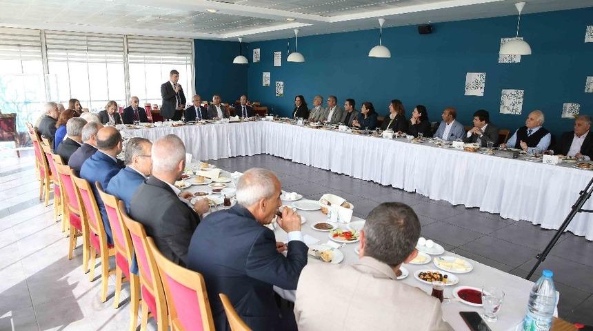 Başkan Tugay muhtarlarla buluştu, eşit hizmet s&ouml;z&uuml; verdi