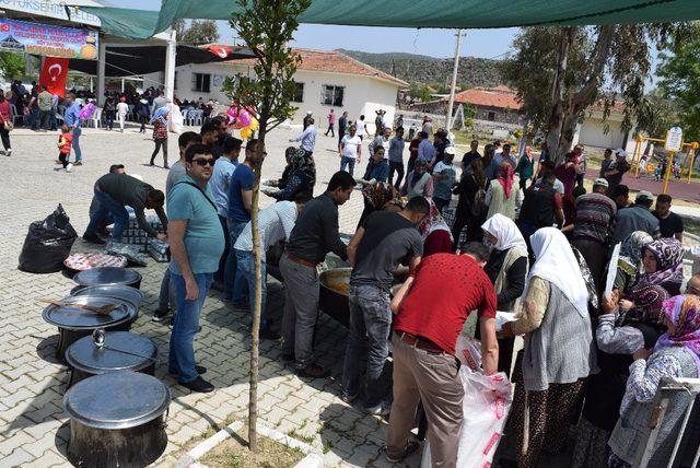 Aliağa’da geleneksel köy hayrına yoğun ilgi