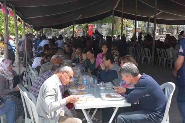 Aliağa’da geleneksel köy hayrına yoğun ilgi