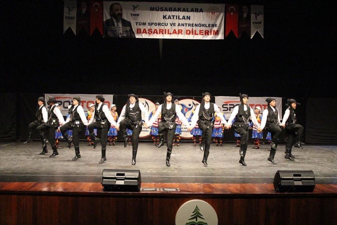 Kul&uuml;pler arası halk oyunları yarışmaları sona erdi