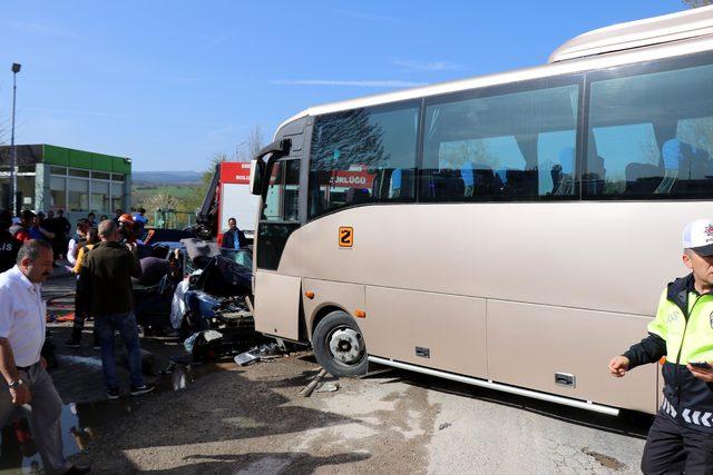 Bolu'da işçi servisi ile otomobil çarpıştı: 12 yaralı