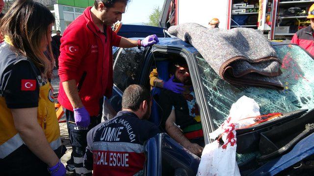 Bolu'da işçi servisi ile otomobil çarpıştı: 12 yaralı