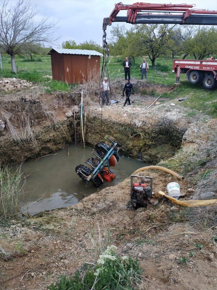  El freni çekilmeyen traktör su kuyusuna devrildi G2