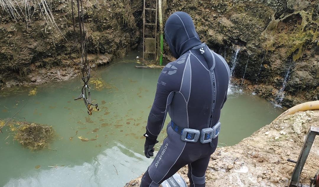  El freni &ccedil;ekilmeyen trakt&ouml;r su kuyusuna devrildi