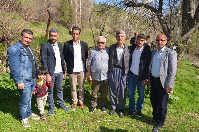 Eğitim verdiği öğrencilerin torun sahibi olduğunu gördü, gözyaşlarını tutamadı