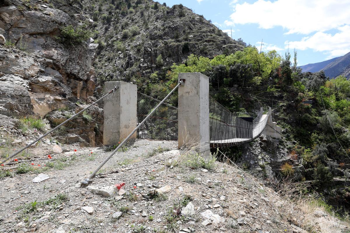 Bu k&ouml;y koronavir&uuml;sten asma k&ouml;pr&uuml;ye yaptıkları kilitli kapı ile korunuyor