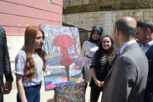 &Ouml;ğrencilerin yağlı boya &ccedil;alışmaları sergilendi 2