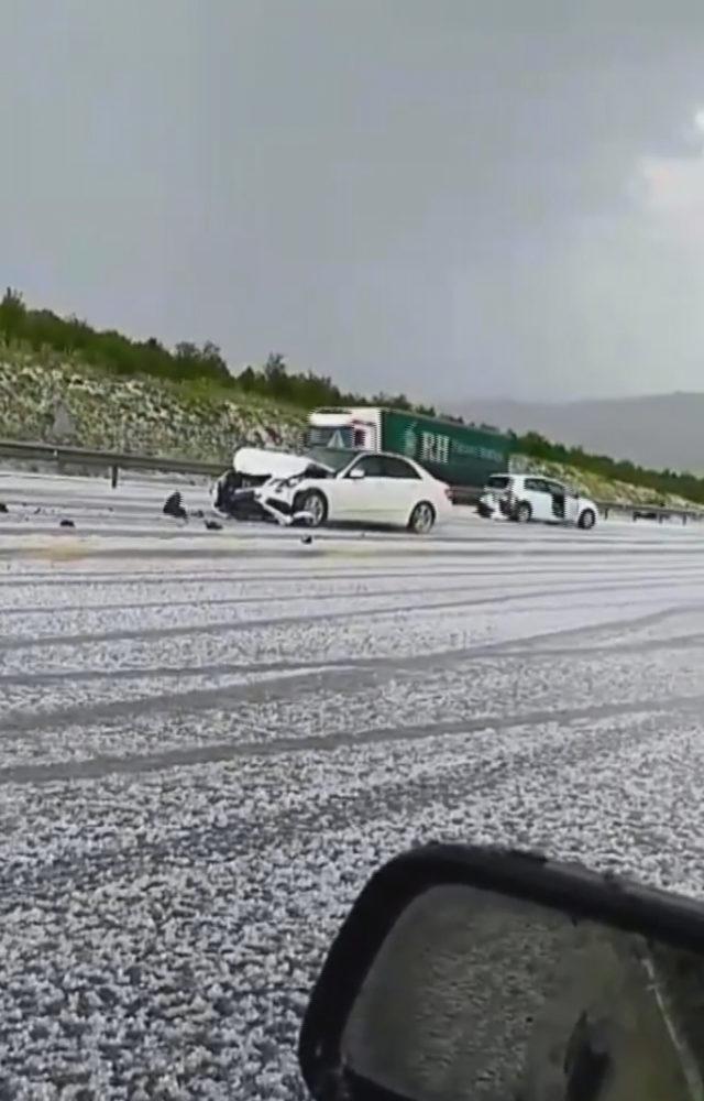 Dolu yağışını görüntülerken, kaza anını kaydetti