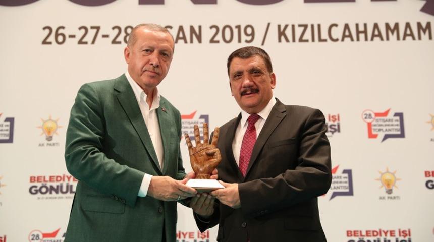 Cumhurbaşkanı Erdoğan’dan Başkan Gürkan’a başarı plaketi