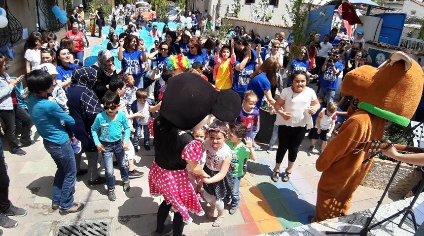 Otizmin eksiklik değil farkındalık olduğunu anlatan etkinlik