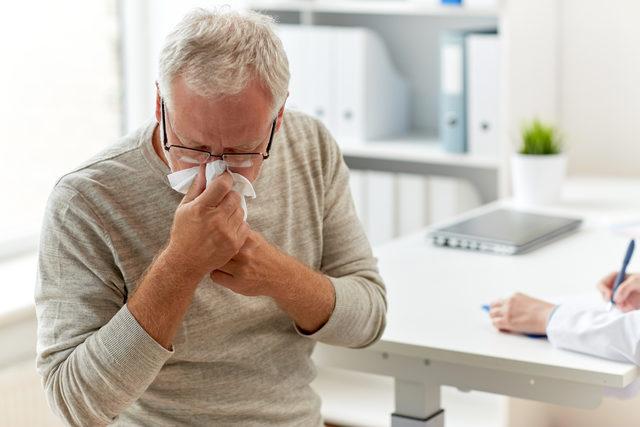 1556480595_senior_man_blowing_nose_with_napkin_at_hospital_PYZNQVQ